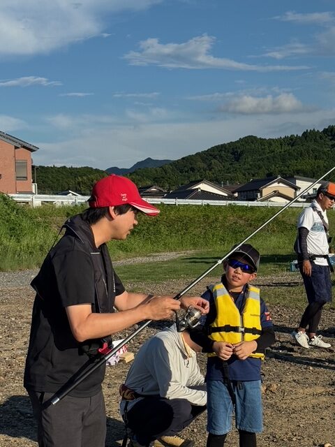 まるきん有田川釣り教室では１組に１人の講師が付いて丁寧にサポート。１人で釣りができる下地作りを応援します。特につまずきやすい投げ方やエサの付け方をレクチャー。
