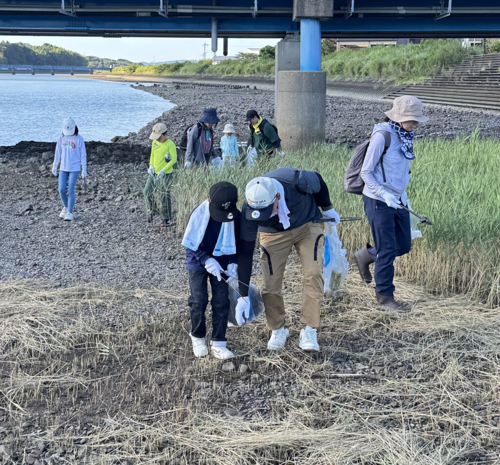 有田川釣り教室では今回もゴミが集まりやすい葦の周辺を清掃活動しました